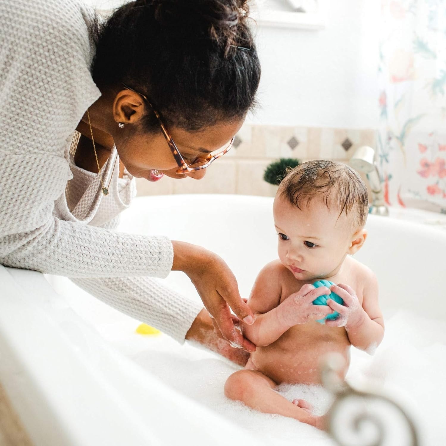 Aveeno Baby Eczema Therapy Soothing Bath Treatment for Relief of Dry, Itchy & Irritated Skin, Made with Natural Colloidal Oatmeal, Fragrance-, Paraben-, Steroid- & Tear-Free, 5 ct(0.75 Ounce (Pack of 5))